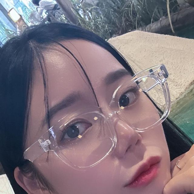 쩡이 on Instagram: "#광고 제가 요즘 옷 스타일에 따라 안경쓰는 재미에 푹 빠져있는뎅 이뷴에 제가 쓴 안경은 기본 뿔테 안경보다 오버한 사이즈로 얼굴이 작아 보이는 효과를 주는 디자인으