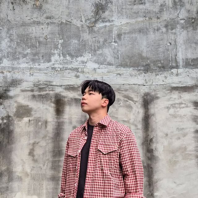 조성진 on Instagram: "#광고 요즘은 이런 빈티지한 데님이 더 눈에 들어오더라고요!

스탠다드에러(@standarderror_official) / [베이직 솔리드 워싱 핀턱 버뮤다 데님팬츠 빈티지옐로우]

▪️ 은은하게 빠진 워싱 덕분에 빈티지한 매력이 자연스럽게 묻어났어요.
부드러운 터치감도 좋았고, 흐물거리진 않아서 핏이 안정감 있게 잡히더라고요🧶

▪️ 허리부터 밑단까지 여유롭게 떨어지는 와이드 핏이라 다리 라인이 참 멋지게 연출됐어요.
핀턱 디테일이 더해져 전체적인 실루엣도 훨씬 탄탄하게 잡힌 느낌이었어요✨

▪️ 스타일링할 때 크게 고민하지 않아도 되는 팬츠였어요.
베이직한 체크셔츠나 심플한 티셔츠, 어떤 상의든 편하게 어울릴 수 있을 것 같았어요🪄

레드 깅엄셔츠와 스포티한 스니커즈로 믹스매치해 스트릿한 느낌을 더해봤어요.
빈티지 무드와 실용성 모두 잡은 여름 데님 쇼츠 찾는 분들께 추천하고 싶어요!

#STANDARDERROR #Denim #DenimPants #Pants #스탠다드에러 #데님 #데님팬츠 #와이드바지 #바지 #바지추천 #워싱팬츠 #남여공용팬츠 #와이드팬츠 #데일리룩"