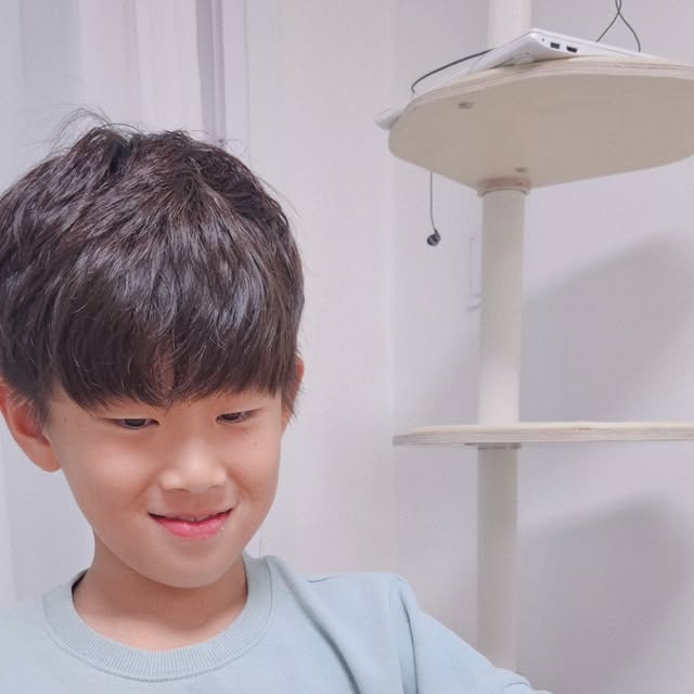 @jh___s222 on Instagram: "#협찬
지환이가 꾸준히 먹고 있는 상아톡톡유산균,
아이들이 먹는 제품인 만큼 자신있고 꼼꼼하게 만든 키즈프로바이오틱스.

레몬맛을 젤 좋아하는 지환이는 너무 맛있게 잘 먹어요. 아이들의 대장 건강을 위해 17종 혼합 유산균 2000억 0.3% 함유되어 있으며, 우리 아이를 위해 엄선하여 담은 부원료기 때문에 안심하고 섭취할 수 있다는점^^
성장기 활동량이 많은 아이들에게 체력을 충전해 줘요.✊️ 스틱 포장 형태라 먹기도 아주 간편해요

상아톡톡유산균으로 우리아이 장건강 챙겨주자구요.🕊🤍

#광고#상아제약#상아톡톡유산균#어린이유산균#키즈유산균#어린이프로바이오틱스#키즈프로바이오틱스"