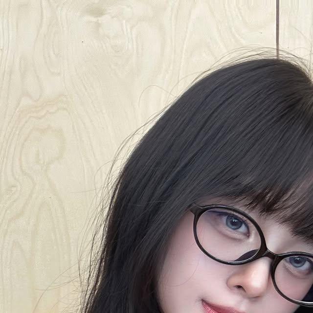 고은이예뻐! on Instagram: "#광고 안경 쓰자마자 편해서 도수부터 바꿔버린 나,,✨ 내 최애가 돼..🖤 참고로 저는 시력 나빠서 안경잡이랍니다🤓 #모먼트어스 #momentus"