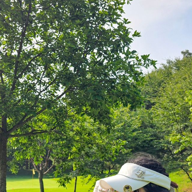 강남자취몽 / 자취일상 (24) on Instagram: "#협찬 ⛳️ 테네르 황동 골프 볼마커 ⛳️
@tener_official

요번 라운딩 때 이용했던 볼마커는 테네르 황동 볼마커
햇빛에 비추면 반짝반짝 너무 고급스러워요 ✨️

원하는 그림이랑 문구를 마킹할 수 있어서 더욱 특별한 것 같아요. 저는 키치하게 하트에 이니셜 마킹했답니다 ❤️
강아지 사진, 애인 사진, 자기가 그린 그림 전부 각인 할 수 있다니🙊

또, 볼마커는 단단히 고정되지 않아서 잘 잃어버리는게 단점인데 테네르 볼마커는 국내 생산이라 완전 단단히 고정되어서 잃어버릴 일도 없어요❗️

저 첫 버디 하게 되면 선물로 돌릴려구요 ( 4n 번째 라운딩에 아직도 버디 못한 1인🤣) 

#볼마커 #골프볼마커 #골프용품 #골퍼맞팔 #골프스타그램 #골린이 #골프용품 #골프선물 #골퍼선물 #명랑골프 #라운딩"