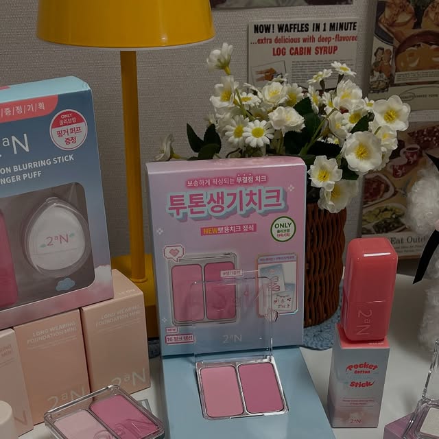 여원 하우스🍀행복한 일상 on Instagram: "#광고 8월 올영픽에 진짜 대박 신상이 떴어!
투에이엔X하츠투하츠 콜라보로 나온 아이돌 뽀용템, 러브 버블 컬렉션! 
이름만 들어도 설레지?

아이돌 메이크업 무드 그대로 담은 뽀얗고 맑은 피부 연출이 포인트라
데이트든 데일리든 부담 없이 쓰기 딱 좋아

하츠투하츠 특유의 러블리한 패키지에 투에이엔의 피부 표현력이 합쳐져서
열어보는 순간부터 기분이 막 러블리 러블리~~~

게다가 이번 달 올영픽 선정 기념으로만 만나볼 수 있는 한정 혜택까지 있으니
놓치면 두고두고 후회할 각…

아이돌이 직접 쓸 것 같은 뽀용템
이번 여름 메이크업 파우치에 무조건 들어가야 함!

피부 톤업+뽀얀 무드, 한 번에,
열어보는 순간 심쿵 패키지
투에이엔 러브 버블 컬렉션~~~
올리브영에서 만나보라구 ^^

#올영픽#올리브영추천템#올영필수템#러브버블컬렉션#롱웨어링파운데이션미니#컬러플레이듀얼라이너"