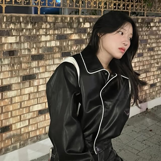 @___zzung_hl on Instagram: "#광고

[비바브라운] 85-VIVA017 트리밍 라인 바시티 레더 자켓

동물성 원료를 쓰지않은 레더 소재로 제작된 자켓으로 
단추 스냅으로 비교적 편리합니다.
트리밍 절개, 숄더 절개라인 등에 배색을 넣어
 더욱 다양한 무드 연출이 가능합니다. 

이번 가을 더욱 따뜻하고 무드있게 [무신사]에서 만나보세요!
이 외에도 다양한 신제품도 있어요!

#비바브라운 #VIVABROWN #자켓#상의 #fashion #ootd #vintage #자켓추천 #간절기아우터 #데일리룩 #jacket #outer #레더 #레더자켓 #Leather #숏자켓 #바시티"