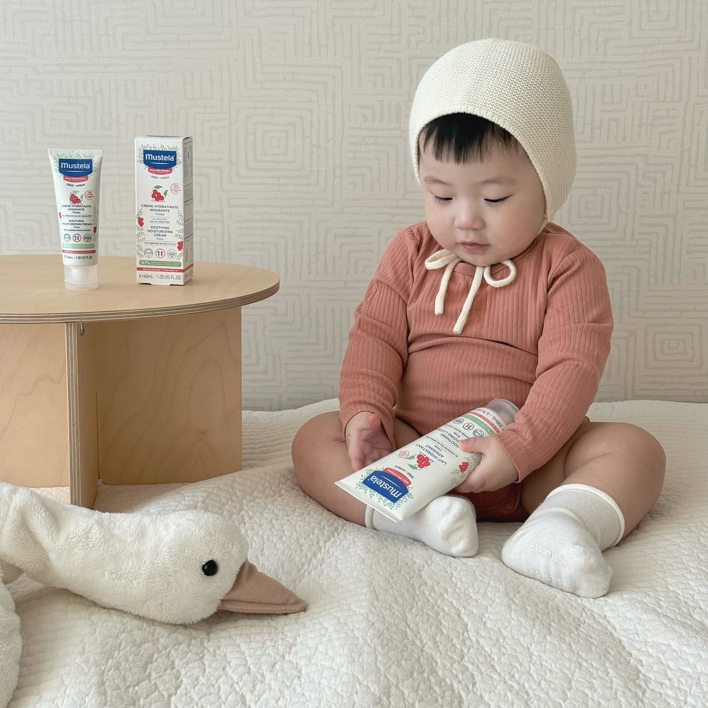 #광고 l mustelakorea
첫째부터 쭉 사용해왔던 무스텔라 🩷

피부 장벽이 미성숙한 신생아를 위한
수딩 모이스처라인 로션과 수딩 모이스처라인 크림
저자극 바디용 진정로션과 얼굴용 크림이에요

요즘같은 추운 날씨엔 침독으로 인해
얼굴이 쉽게 트고 거칠어져서 속상한 엄마.. 😭

빨개진 지우 얼굴에 크림을 자주 발라줬더니
피부가 진정되고 보습을 마구마구 해줘서
다행히 다시 뽀얀 피부로 돌아와줬어요 !

샤워하고나서 바디로션도 발라주면
그렇게 가볍지도 무겁지도 않은 촉촉함이 딱이에요

민감한 피부에 보습 코팅막을 해주면서도
산뜻하고 가벼워 자극없이 바를 수 있어 좋아요 👐🏻

#무스텔라 #70년아기피부전문가 #아기로션 #어린이로션 #신생아크림 #신생아로션 #유아로션 #유아크림