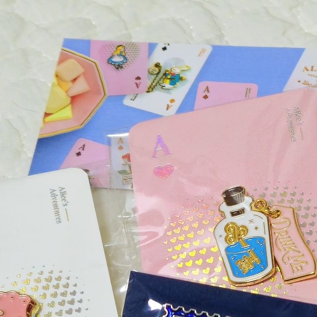 한별 (Garfield) on Instagram: "#협찬 @pinandmore.shop

유명 전시와 뮤지컬 굿즈 전문 디자인 스튜디오 핀어웨이큰의 자체 디자인 상품들로 퀄리티가 남달라요❤

저는 전시랑 뮤지컬을 많이 보러다니기 때문에 굿즈에 
진짜 관심이 많은편이에요ㅎㅎ
예전에 앨리스 전시회를 간적이 있었는데 
아니 그때 샀던 굿즈들이 바로 핀앤모어의 굿즈였습니당💕
어쩐지 퀄리티가 너무 이쁘더라..ㅎㅎ

뱃지, 키링, 다양한 굿즈상품을 구매할 수 있는 <핀앤모어> 오프라인 샵이 리뉴얼되었답니다!!

🔮 핀앤모어 오프라인 샵
위치: 서울 마포구 신촌로 18
*홍대입구역 5번출구에서 5분거리*

주변에 AK몰이나 소품샵이 많아서 소품샵 투어하기도 좋은 곳이에요! 온라인에 없는 상품들도 직접 보고 구매할 수 있어서 좋답니다❤

만원 이하의 굿즈와 키링들이라서 부담없지만
퀄리티 좋고 이쁘고 센스있는 선물하기 좋아요😊
-
#핀어웨이큰 #소품샵 #홍대소품샵 #홍대굿즈샵 #굿즈샵 #디자인굿즈 #디자인브랜드 #뱃지 #키링 #뱃지덕후 #만원이하선물"