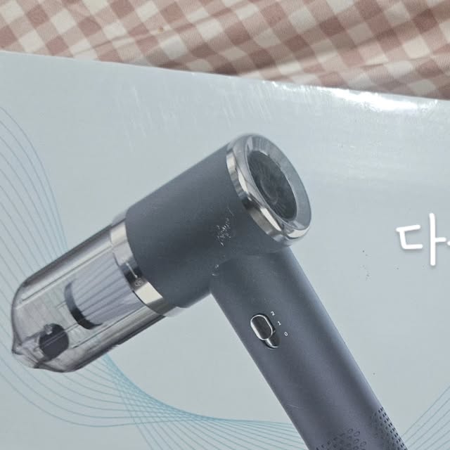 문구까까 (아이스천국)  #보령 #대천 on Instagram: "[ebeiya] 다용도 핸디청소기

​📦 언박싱 및 구성품 확인
​본체 디자인: 전체적으로 깔끔하고 슬림한 블랙 디자인이 돋보입니다. 한 손에 쏙 들어오는 핸디형이라 차량 내부나 책상 위 등 좁은 공간 청소에 최적화되어 보입니다. 모던한 디자인이 인테리어를 해치지 않을 것 같습니다.

​흡입구 및 필터: 투명한 먼지통 부분과 필터가 바로 보여서 먼지가 쌓이는 정도를 쉽게 확인할 수 있고, 위생 관리에도 용이해 보입니다.

​다양한 노즐: 사진에서 보이는 것처럼 다양한 용도의 노즐이 함께 제공되어, 틈새, 솔 청소 등 다용도로 활용할 수 있을 것 같습니다. 특히 브러시 노즐은 키보드나 패브릭 청소에 유용할 듯합니다.

✔️​충전 방식
C타입 충전기단자로 손쉽게 충전이 가능합니다.

​💪 기대되는 성능 및 사용 장점
​강력한 흡입력, 핸디형이지만 작은 크기를 뛰어넘는 흡입력을 기대합니다. 작은 부스러기나 머리카락 등 생활 먼지를 시원하게 빨아들여 줄 것 같습니다.

​뛰어난 휴대성: 가벼운 무게와 컴팩트한 사이즈 덕분에 휴대성이 극대화됩니다. 집 안뿐만 아니라 자동차 청소, 캠핑 등 야외에서도 유용하게 사용할 수 있을 것 같습니다.

​간편한 관리: 먼지통과 필터 분리가 쉬워 보여, 청소 후 먼지 비우기와 물세척 등 관리가 편리해보입니다.

​다양한 활용: 제공된 여러 노즐을 활용하여 좁은 틈새, 창틀, 소파, 매트리스 등 손이 잘 닿지 않는 곳까지 구석구석 청소할 수 있어 청소의 효율성이 높아질 것같습니다.

​📝 총평 및 추천 대상
​T20 핸디청소기는 깔끔한 디자인, 강력한 성능, 뛰어난 휴대성 삼박자를 모두 갖춘 제품으로 보입니다.

​이런 분들께 강력 추천합니다!
​자주 사용하는 공간(책상, 식탁 등)의 간편하고 빠른 청소가 필요한 분
​차량 내부 청소를 위한 전용 청소기가 필요한 분
​무거운 청소기 대신 가볍게 들고 다닐 수 있는 서브 청소기를 찾는 분
​실제로 사용해보니 예상했던 것보다 흡입력이 훨씬 강했고, 다양한 노즐 덕분에 집안 청소 사각지대가 사라졌습니다. 특히 급하게 생긴 작은 먼지나 부스러기를 처리할 때 이만한 제품이 없습니다. 만족도 최상입니다!

#ebeiya청소기 #광고 #다용도핸디청소기 #무선청소기 #소형청소기 #미니청소기 #반려동물청소기 #소파청소기 #흡입력좋은청소기 #무선청소기 #강력흡입 #ebeiya청소기"