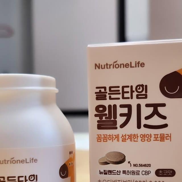 뽀얀진주 on Instagram: "#광고 #어린이영양제 #골든타임웰키즈

요즘 금성장기?지나고 밥먹는 양이 줄어 고민...
우리 도 영양 챙기기가 요즘 진짜 숙제였는데🤯
씹는 영양제는 특히 고르는게 넘 어려웠~  혹시라도 삼키면 어떡하나
그러다 알게 된 골든타임 웰키즈🤎
츄어블이라 간편하고 초코맛이라 
아이가 먼저 "까까~ 까까~" 하며 찾아댕김🍫
게다가 손으로 톡! 잘 쪼개져서
어린 아기에게도 삼킬 염려없이 부담 없이 주기 좋음💛
그나마도 아까워서 한입에 안먹고 ㅋ 조금씩 긁어드시는 😆

📌뉴질랜드산 초유단백질 CBP 3,000mg
📌독일산 밀크칼슘 + 비타민D까지
📌한속단달개비 추출물까지 포함된 특허 원료✨

사탕 간식처럼 먹으면서 뼈 건강, 성장 영양까지 챙기니 행복🥰
디자인도 기린 캐릭터라 너무 귀엽고, 아이가 관심을 더 가짐🦒

엄마아빠 마음을 담았다는 말, 진짜 실감🙌
아이 영양 고민 중이셨다면 꼭 한번 먹여보면 좋을듯👍🏻

✨뉴트리원 골든타임 웰키즈✨ 
✔ 손으로 쪼개져서 안전하게
✔ 초코맛 츄어블로 거부감 없이
✔ 성장 영양 밸런스 완성!

@nutrione_official

#우유칼슘 #산양유단백질 #네덜란드산초유단백 #초코맛칼슘 #초코맛단백질 #아이영양 #아이성장 #뉴트리원 #Nutrione #성장기보충제 #편식고민끝 #초코맛영양제 #비타민D #칼슘보충 #아이추천템 #육아템 #맘스타그램"