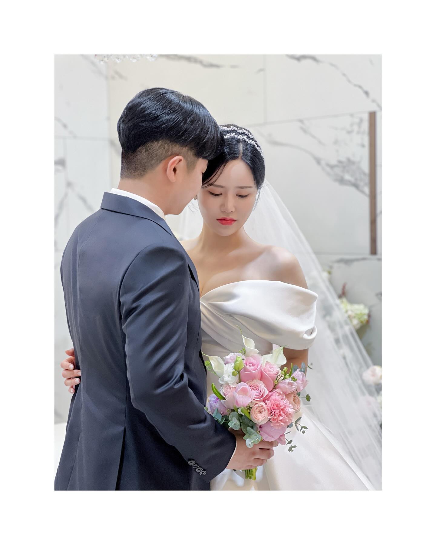 :)
__
[ 결혼한 지 ' 600일 ' ✨💛 ] 

시간이 새삼 참 빠르게 느껴지네요 😄 벌써 600일이라니!!! 

새해 되자마자 기념일이 찾아와서 더욱 턱별한 너낌이랄까?! 

오빠는 항상 년수만 챙기면 되지 100단위를 챙기냐고 뭐라하지만 , 

내 맘이다 모 -3- , 나에겐 우리가 결혼 한 순간부터 하루하루가

너무나 소듕하단말이다 !!! 그러니 같이 즐겨달라구우 !!! \\( •̀ω•́ )// 

맨날 지지고 볶고 싸우기도 많이 싸우지만 , 나에겐 오빠가 세상 최고 👍🏻 

내 남편이 되줘서 항상 감사하게 생각해! 젭알 42조케 지내자 우리!!! 

하늘만큼 땅만큼 우주만큼 바다만큼 사랑하고 또 사랑해 😍❤