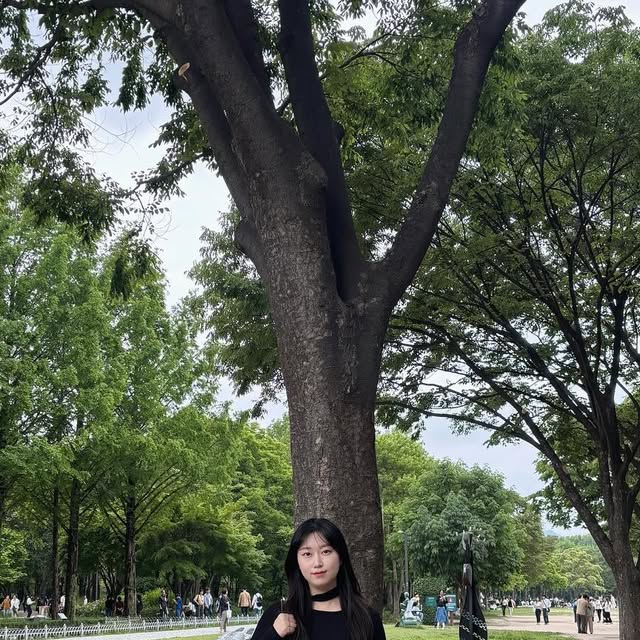 오덕쿵 on Instagram: "#협찬 🤍스탠다드에러 벌룬핏 인디고빈티지🤍

@standarderror_official

날씨가 너무 좋아 서울숲 나들이 갔어요!🧺
돗자리 깔고 도시락도 먹고 고양이랑 강아지 구경까지~!
요즘 빠져있는 스탠다드에러 벌룬핏 빈티지인디고인데
바지가 편해서 휘뚜루마뚜루 입기 너무 좋아요💙
자연스럽게 떨어지는 벌룬핏이 허리를 얇아보이게하고 
바지 소재도 부드러워요!

깔별로 쟁이고 싶은 최애템✨ 무신사 세일중이라 달려가세요!

#스탠다드에러 #STANDARDERROR #남여공용팬츠 #데님 #데님팬츠 #팬츠 #바지 #와이드바지 #워싱팬츠 #와이드팬츠 #데일리룩 #바지추천 #DenimPants #Denim #Pants #서울숲 #무신사"