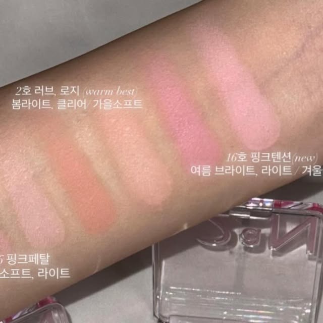 이다영 on Instagram: "#광고
투에이엔 듀얼치크
16 핑크 텐션(new)
생기 톡톡 아이시한 퓨어 아이돌 핑크
여름브라이트 라이트, 겨울클리어
6 핑크페탈
은은한 딸기우유 컬러와 소프트 베리 핑크 컬러
여름소프트, 라이트
2 러브, 로지 (warm best!)
라이트한 피치 핑크 컬러와 생기 가득한 피치 핑크 컬러
봄라이트,클리어/ 가을소프트
Texture
미세 블러 파우더로 모공과 요철을 보정한 듯
맑고 뽀용하게 연출 가능
Layering
덧발라도 맑고 투명한 생기 있는 컬러감!
Custom Filter
나만의 맞춤 필터 씌운듯한
#블러필터
번들거림 없이 보송하게 마무리
#맑은광필터
초미세펄로 완성하는 은은한 광채
#영롱필터
맑은 베이크드 타입의 화사한 글리터펄
#올영픽#올리브영추천템#올영필수템#러브버블컬렉션#롱웨어링파운데이션미니#컬러플레이듀얼라이너 #투에이엔 #하츠투하츠"