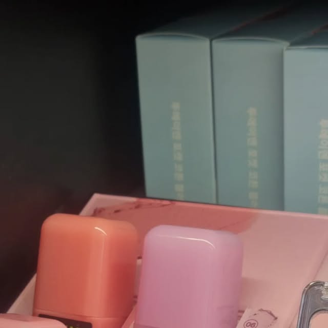 뷰티맛집여행ㅣ인플루언서ㅣ디지털크리에이터ㅣ아란ㅣ on Instagram: "#협찬 #투에이엔

🎀 For light & Bright ⋰˚☆ 🎀

2025년 핫썸머 핫핫 너무더웡~~~🎶
투에이엔 베스트 HOT 제품🌸

구름처럼 가벼운 제형이 피부에 찰떡콩떡 표현되는 포켓 코튼 블러링 스틱으로 맑고 뽀용한 메이크업💋👌

듀얼치크&브러쉬 기획세트는 촘촘한 레이어드 컷팅기술로 여러번 쌓아올려도 뭉침이 없고 양조절이 쉬워서 초보자도 쉽고 편하게 사용할 수 있어요👍🔥🔥

퓨어 글래시 하이라이터🤍
물 머금은 듯 반짝영롱 그잡채🐾 투명한 글래시(Glow+Flash)하이라이터로 물먹광&물먹빔 으로 더욱더 빛나게✨️
퍼스널 컬러에 맞춰서 올여름 최고 핫걸 되보자구🔥🫡🔥

지금 바로 올리브영에서 만나요 💗 ˖࣪｡･:*:･ﾟ★,｡･:*:･ﾟ☆ 

�💚 다른 투에이엔 제품 보기💚
https://bit.ly/3YYFX8Q

#광고 #투에이엔 #블루밍가든 #올영추천 #봄웜 #봄웜라 #듀얼치크 #하이라이터 #2aN"