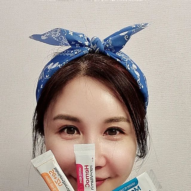노혜원 on Instagram: "🌈미네랄 잘 챙기고 계신가요?
어딘가 모르게 몸 컨디션이 안 좋다면 미네랄이 부족한 탓일 수 있어요..

🌈임신 때 먹었던 철분제는 맛도 비리고, 변비도 유발한다는 부정적 이미지가 강했는데... 

✔️새콤달콤한 분말로, 손쉽게 맛있게 먹을 수 있다니~~~~

🌈물없이 사르르~ 이지멜팅 공법이 바로 그 기술력입니다. 
(유럽 직수입 완제품)

🌈요즘같이 더운 날씨에는 아이스 아메리카노를 종종 먹는데요~~~

✔️커피를 많이 마시게 되면 미량 미네랄이 빠져나가기 쉽기 때문에 철저하게 챙겨줘야 한대요.

🌈요즘 운동할때도 미네랄 건강주스를 마신답니다.

✔️운동 전, 물이나 음료수에 미네랄 분말을 타서 마시는데요~~~~

✔️물이나 음료가 새콤달콤 맛있는 건강주스로 업그레이드 된답니다^^

🌈이 주스가 활력 넘치는 제 생활의 비법 같아요♡

✔️맛있게
✔️활기넘치게
✔️건강관리합시다.

#광고#광고#닥터라인#헤모씨#마그네슘#셀렌징크#철분제#아연#닥터라인#다이렉트#유럽영양제#THMALL #건강관리 #건강주부 #동안주부"