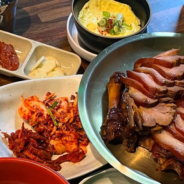 @e._.shaaaa on Instagram: "⭐️#호야네족발동대문점 ⭐️

고기 질도 좋고 양도 푸짐해서 너무 맛있게 먹었습니다!
족발이랑 잘 어울리는 밑반찬들도 다양해서 호불호 없이 즐기실 수 있을 것 같아요!
가게 분위기도 아기자기해서 너무 귀여웠어요 🎀

사장님께서도 위생을 엄청 쓰시는지 헤어캡(?)을 착용하고 요리하시더라구요! 그리고 엄청 친절하셨답니다 😊

호야네 족발 완전 추천합니다 👍🏻✨💫
.
.
.
.
.
#광고#족발#보쌈#불족발#막국수#미니족#반반족발#불미니족#동네맛집#불족발맛집#전농동맛집#청량리맛집#청량리역맛집#휘경동맛집#용답동맛집#족발맛집#보쌈맛집#호야네족발#동대문로컬맛집#시립대맛집#시립대족발#족발맛집#동대문핫플#도시락#1인분#혼밥"