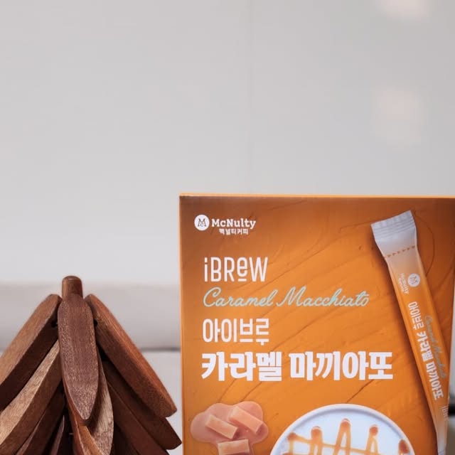행복한 사막여우 | 책추천, 리뷰, 일상, 육아 on Instagram: "#협찬 ☕️ @mcnulty_official 당 떨어지는 나른한 오후, 달콤한 맥널티 아이브루 카라멜마끼아또로 당충전 끝! 카페 왜 가요? 이렇게 맛있