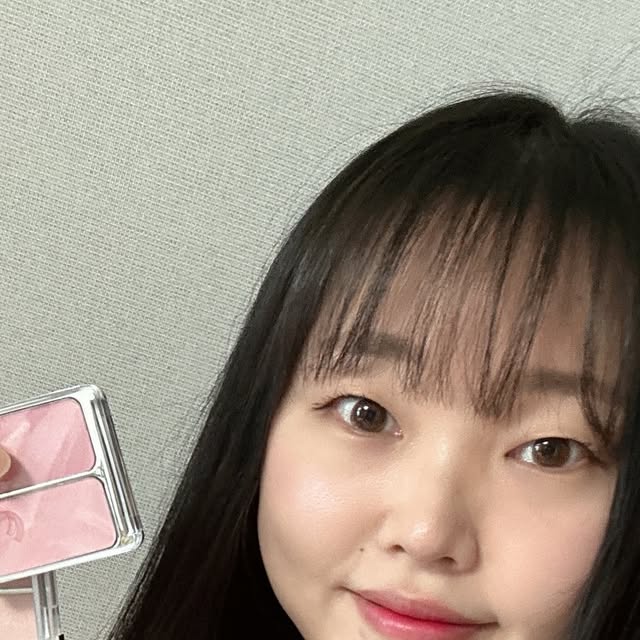 지은🌸 | 국내여행 • 핫플 • 카페 on Instagram: "#광고 투에이엔에서 정원의 흩날리는 꽃잎의 화사한 감성을 담은 Blooming Garden 컬렉션이 나왔어요~ 아이팔레트 - 피크닉, 페어리, 디어미 듀얼