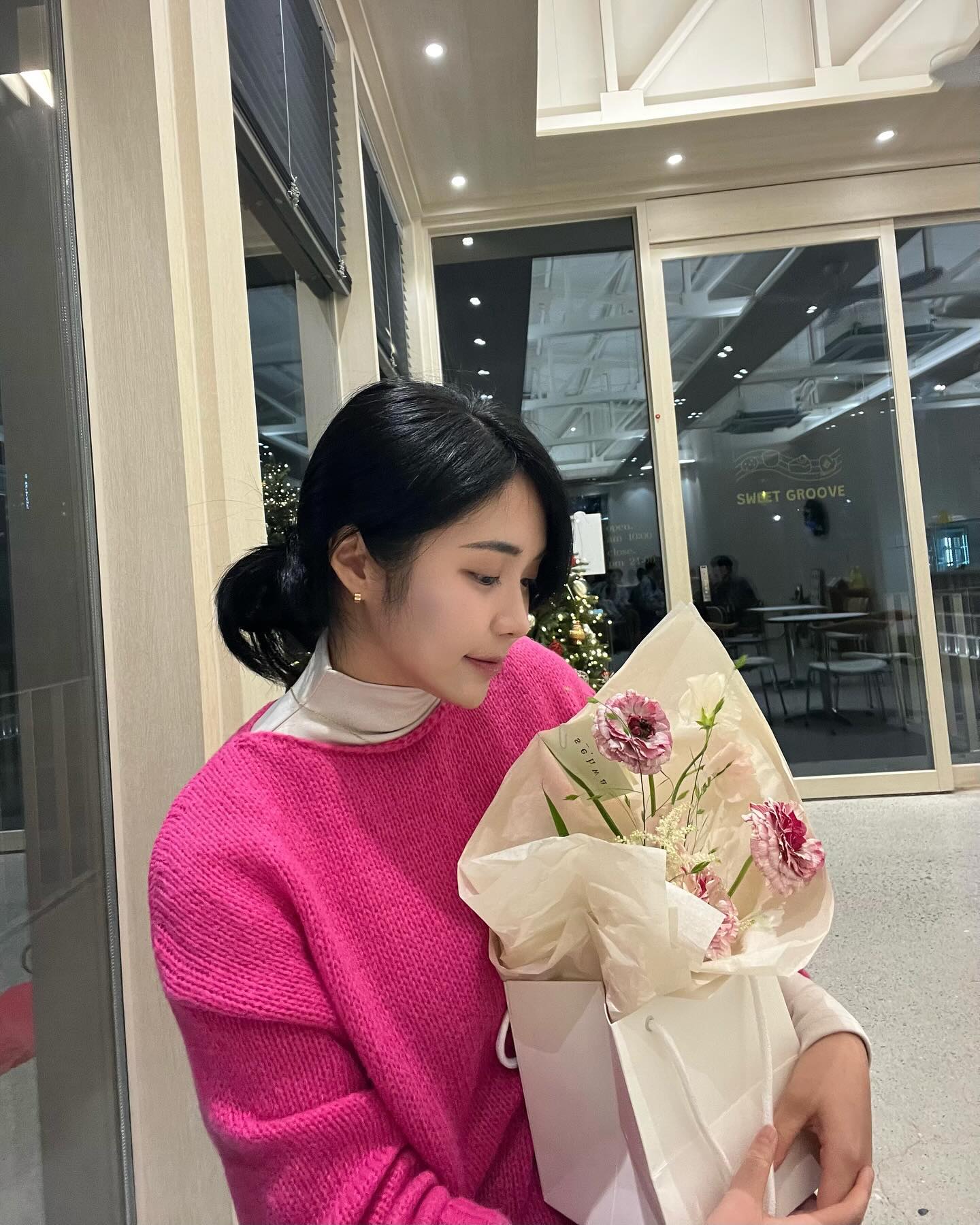 #협찬 겨울엔 역시𓂃 𓈒𓏸💖핫핑크✧ ₊˚
💐오늘 청첩장받은 친구한테 선물한 꽃다발이랑 완전 찰떡♡✿ ˚ ༘

-`♡´- 보트넥 라운드 니트티 ✿ 𑁍
𓂂୨୧𓈒𝒴𝑜𝓊 𝒸𝒶𝓃 𝒷𝑒 𝓁𝑜𝓋𝑒𝓁𝒾𝑒𝓇 ✧︎ ⸝⸝𓂂♡˚
❝포근하게, 예쁘게, 그리고 사랑스럽게❞ ༊*·˚

#Nak21 #나크21 #니트 #니트코디 #겨울코디 #겨울패션 #코디추천 #코디스타그램 #데일리코디 #데일리룩 #데일리룩코디 #여자데일리룩 #패션 #패션코디 #쇼핑몰 #쇼핑몰추천 #겨울코디 #데일리룩스타일링 #겨울필수템 #여자니트추천 #패션스타그램 #패션모델 #여성의류쇼핑몰 #여성의류 #여성패션 #여자코디 #여자데일리룩 #여자옷 #여자쇼핑몰 #여자옷코디 #여자옷가게