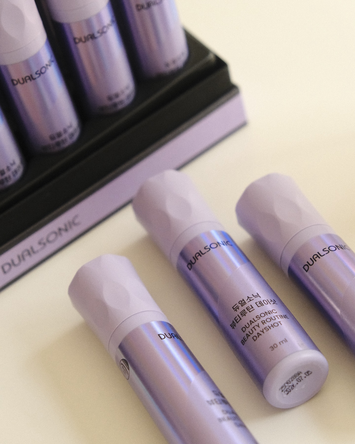 #제품제공 

듀얼소닉 뷰티루틴 데이샷 30ml ✨✨

피부 탄력과 건강을 챙기고 싶어서 듀얼소닉 뷰티루틴 데이샷을 구매했어요. 마시는 콜라겐이나 뷰티 드링크를 여러 번 시도해봤는데, 이 제품이 효과가 좋다는 후기를 보고 기대를 갖고 시작했어요. 한 달 정도 꾸준히 섭취한 후 솔직한 후기.ᐟ 

뷰티루틴(Beauty Routine)’은 피부에 진심인 듀얼소닉이 만든 최초 피부건강기능식품, 이너뷰티 전문 브랜드에요. 

🔹필수체크
우리는 왜 콜라겐이 아닌 아미노산을 섭취해야 하는가?

- 콜라겐의 고분자 단백질 형태 그대로는 소화기관이나 피부에 절대 흡수되지 않기 때문에 저분자화 된 아미노산 섭취로 쉽고 빠르게 섭취해줘야만 합니다.

- 한번 손상되기 시작한 피부조직은 시간이 지날수록 더 깊어집니다! 피부 노화 요인들로부터 부족 또는 결핍되지 않도록 관리하는 것이 중요! 그 핵심은 피부의 중요한 구성요소인 👉🏻아미노산👈🏻

﹋﹋﹋﹋﹋﹋﹋﹋﹋﹋﹋﹋﹋﹋﹋﹋﹋ 
✨식물성 콜라겐 부스터 뷰티루틴 데이샷✨
[뷰티루틴의 주원료]
※ HU-018(허니부쉬추출물)_영양성분 속 아미노산 18종이 함유된 신소재원료 : 우리 피부에 꼭 필요한 아미노산 18종과 일치 

※식약처 인정 “건강기능식품” : 안전한 설비와 재료로 생산된 제품입니다.

※설탕, 유화제, 합성색소, 합성보존료 4無 : 불필요한 첨가물 OUT
 
✔ 맛 & 음용감
일단 맛이 부담스럽지 않아서 좋았어요. 일부 뷰티 드링크는 특유의 비린 맛이 강한데, 이 제품은 상큼한 과일 맛이 나서 아침 공복에도 부담 없이 마실 수 있었어요. 찬물이나 상온에서 바로 마셔도 괜찮고, 가끔 냉장고에 넣어두고 시원하게 마시면 더 상쾌했어요.

✨효과
개인적으로 피부 보습과 탄력 면에서 가장 큰 차이를 느꼈어요.
✔ 2주 차: 피부가 건조해서 속당김이 자주 있었는데, 확실히 수분감이 채워지는 느낌이 들었어요.
✔ 4주 차: 피부가 전반적으로 촉촉해지고, 화장할 때도 들뜨는 현상이 줄어들었어요. 또한, 피부 탄력이 조금 더 좋아진 것 같아요.

특히, 단기간에 눈에 띄는 효과를 기대하기보다는 꾸준히 마시면서 피부 컨디션을 전체적으로 끌어올리는 느낌이었어요. 아침마다 한 병씩 챙겨 마시니 루틴화하기도 좋았고, 몸이 가벼워지는 느낌도 들었어요.

✔ 아쉬운 점
개인적으로 하루 한 병씩 마시다 보니 용량이 조금 아쉬웠어요. 꾸준히 마시려면 여러 세트를 구매해야 하는데, 가격이 부담될 수도 있을 것 같아요. 하지만 효과를 고려하면 납득할 만한 수준이었어요.

✅ 장점:
✔ 맛이 상큼해서 부담 없이 마시기 좋음
✔ 피부 보습 & 탄력 개선 효과 체감됨
✔ 꾸준히 마시면 전반적인 피부 컨디션 향상

dualsonic_official 

전반적으로 가볍게 마시면서 피부 관리하고 싶은 분들에게 추천하는 제품이에요. 저는 앞으로도 꾸준히 마셔볼 생각입니다! 😊