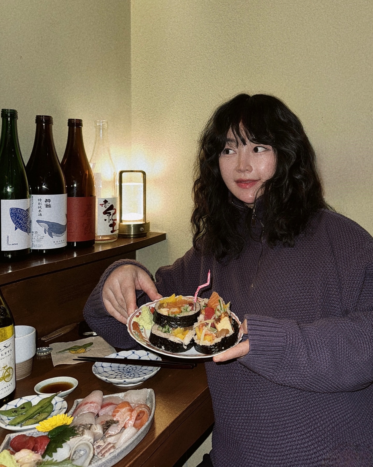 눈 오는 날 따수운 바이브 ☃️🤍
⠀
아기 만나기 전 날이 남편 생일이었던..! 덕분에 마지막 외출 한 날이에요. 케익을 따로 준비하긴 했지만, 맛있는거 먹으며 #후토마키케이크 로 기분 내보기 🎂
⠀
지금은 이 때보다 7kg 빠졌는데요,, 아직 갈 길이 멀어서 열심히 다이어트 해보려고 합니다 💪 자연스럽게 새해 목표는 다이어트로 정했어요. 출산 전 몸무게 빠르게 돌아가 보는걸로..!!
⠀
⠀
#연말연시 #새해 #생일파티 #생일축하 #일상 #예비맘일상 #이자카야 #오마카세 #히피펌 #히피펌스타일 #HBD #2025