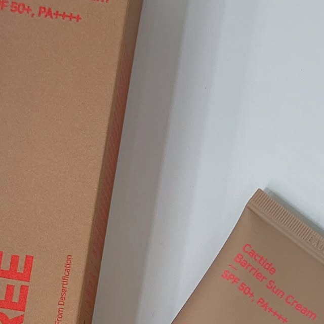 일상 소통기록👀 ̤̮ on Instagram: "#광고 데저트프리 캑타이드 배리어 선크림

피부 사막화를 방지하여 딜레이드 에이징을 실현하는 건조 케어 전문 브랜드 ‘데저트프리 (Desert Free) 에서 나온 선크림인데요

수분크림이 필요없을 정도로 촉촉한데 끈적임이나 무거움이 전혀 없고 마치 수분세럼 바른듯한 사용감이 여름에 사용하기도 좋고 데일리로 딱이었어요👍🏻

🌵 선인장 추출물의 수분을 가득 머금은 워터홀드패딩이 피부에 닿는 순간 수분은 터뜨리고 자외선자단제는 밀착시켜 준답니다

자극에 의한 피부 온도를 낮춰주어 과민한 피부를 자극으로부터 보호해주니 선크림 필수겠죠💙

#데저트프리#사막선크림#백탁없는선크림#눈시림없는선크림#수분크림필요없는선크림#진정수분선크림#수분선크림#선세럼#인생선크림#건조케어선크림#촉촉선크림#쿨링선크림"