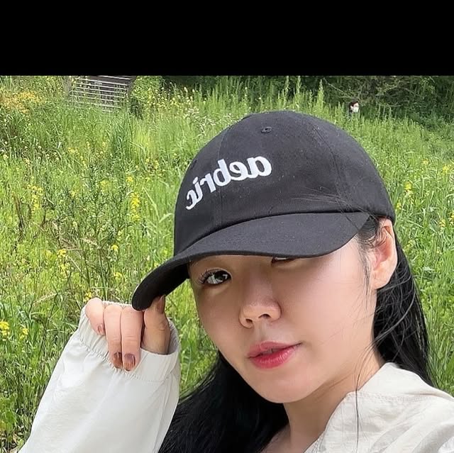 😍😘😁 on Instagram: "#광고

aebric easy style basic ball cap 

에이브릭 볼캡은 길고 라운드 처리된 입체 챙으로 되어있는 디자인으로 힙하면서 어느 얼굴형에도 잘어울리고 데일 꾸안꾸에도 완전 제격임🫶

#광고#에이브릭#aebric#에이브릭 에코백#에이브릭모자#에이브릭볼캡#에이브릭가방#에이브릭양말#여자볼캡#남자볼캡#봄코디#ootd#데일리룩#캐쥬얼룩#연예인코디#볼캡코디#모자코디#가방코디#커플볼캡#커플모자 @aebric_official"