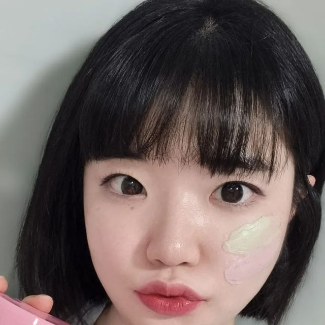 숨 on Instagram: "#광고

☀️날씨가 더워지면서 피부 민감도가 올라가는 계절이 왔어요 ㅠㅠ
특히나 실내에서는 에어컨을 트는 곳이 많아져서 피부 온도가 들쑥날쑥,,,
‼️이럴 때 피부 건조함, 피지, 모공을 조심해야 해요‼️

👆 이렇게 피부가 예민할 때는 사용하는 제품에도 신경을 써야죠

☁️에이프릴스킨 핑크알로에 머랭솝☁️은 진정부터 케어까지 한 번에 잡은 제품이에요!

✅️ 클렌징
✅️ 각질제거
✅️ 수분케어

각질을 제거한 후에는 수분을 꼭 채워줘야 되는 거 다들 아시죠?

한 번에 챙길 수 있는 제품이라 저같은 귀차니즘에겐 딱이에요😎
 
❗️피부가 예민하신 분들은 스크럽제품이라 하면 아프거나 자극이 될까 걱정되실 텐데요❗️

✅️미세 분말 스크럽인 저자극 제품으로 피부에는 자극이 덜한 순둥이 폼이에요 ㅎㅎ

🩷핑크색 부분에는 핑크알로에와 콩스크럽, 수분 성분 72%
💚그린색에는 병풀추출물과 녹두스크럽, 자연 유래 성분 78%

피부 진정에 도움되는 성분들만 있으니 좋을 수밖에~!

팩처럼 피부에 도포해두고 2분 뒤 롤링후 미온수로 씻어내기만 하면 간단한 홈케어 뚝딱이에요❣️

아래 링크에서 구매가 가능하니 참고해주세요 (*‘ω‘ *)

https://aprilskin.com/product/detail.html?product_no=1304

.
.
.
#에이프릴스킨 #aprilskin #핑크알로에 #머랭솝 #클렌저추천 #폼클렌저 #폼클렌징 #폼클렌징추천 #클렌징폼 #클렌저 #알로에 #알로에클렌저 #피부진정 #피지 #폼클렌저추천 #각질제거 #저자극클렌저 #selfie"