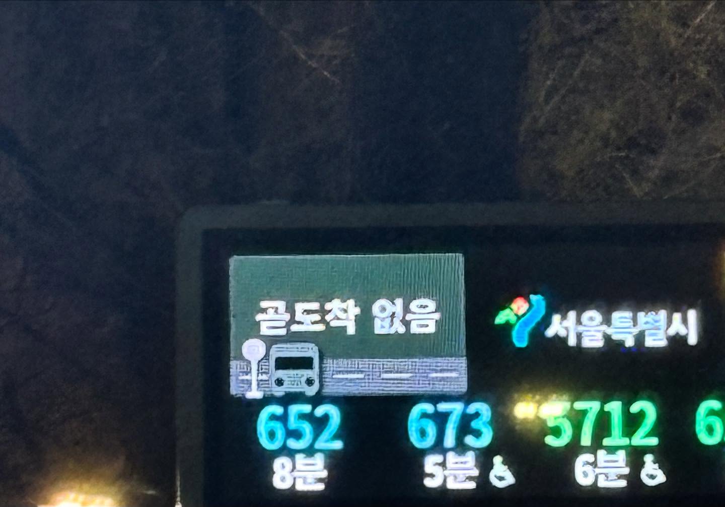 : [ 예전엔 배우고 싶은 게 너무도 많았던 나를 돌아보며 ]

어렸을 때는 뭘 그렇게 배우고 싶었는지 - 

초등학교 때는 친구 따라 피아노 학원을 다니고 싶어서
처음으로 밥을 안 먹는다고 투정 부렸었나 봐요.

공부에 관심이 하나도 없었는데도
저는 그 당시 속셈학원을 다녀야만 했어요.

제 동생은 운동 학원을 보냈고
저 역시 태권도가 너무 하고 싶어서 두 번째 투정을 부렸어요

저희 아빠가 미안했는지 다니게 해주더라고요.
대신 집에 가까웠던 예상하지도 못한 "쿵후"를 배웠고
무슨 이유인지 한 달만 다녔는데 다시 속셈학원을 보내더라고요.

저는 중학교에 올라가서도 성적이 오르지 않았고
관심이 없었기에 다시한번 이야기에 도전해봤어요

"엄마, 나는 공부가 싫어 그리고 월 30만원 내면서
성적도 안 오르는데 꼭 다녀야해? 앞으로도 싫을 것 같아"

그럼에도 저는 2년을 다니게 되었고
정말 안되겠다 싶어서 세 번째 투정을 부렸어요

[ 그래, 차라리 저질러보자 ]
그 당시에 저는 기타학원에 엄마 허락 받았다고
친구와 함께 3회정도 레슨을 받고서 엄마에게 통보아닌 통보를 했어요 

" 엄마, 나 기타학원 다니고 있어 레슨비 10만원이래! "

엄마는 아무말도 하지 않았기에 허락했다 싶어서
기쁜 마음으로 기타학원을 갔는데 원장 선생님이 저를 부르는 거예요

"혹시 친엄마 아니니? , 너가 그렇게 다니고 싶어하는데
너희 엄마는 오히려 미쳤다고 애를 받아주냐고 나한테 뭐라하시더라.. 3회 레슨비용은 받지 않으마 엄마 동의 받고 오렴"

그 당시에 저는 중학교 3학년에 올라가면서
더 이상 엄마에게 내가 원하는 것을 말해봤자
얻어지는 게 없구나를 깨달았던 것 같아요

/ 그래 고등학교는 고르게 해주겠지

저는 무조건 여고를 가겠다고 했습니다.
안 가면 평생 원망할거라고 했어요

근데 남녀공학으로 결정됐습니다.
무슨 이유인지 선생님을 찾아갔죠.

" 너희 엄마가 남녀공학 안 보내면 자퇴시키시겠대..
급한대로 남녀공학 넣었어 그렇게 알아"

저는 그 날 엄마에게 처음으로 소리를 질렀어요
돌아오는 대답은 " 넌 여고 갔으면 성적 깔아주는 밑밥 되는거야
커서 고마워할거다" 더라고요

고등학교 3년동안 방황을 엄청 했습니다.
전 대학교도 가지 않을 생각이였는데

"대학은 꼭 가라 미래를 위해서" 
고민하다가 방송대학으로 결정하고 MC과에 붙었습니다.

근데 등록금을 환불 받은 상태라 입학이 안된다고 하더라고요

"엄마 이게 무슨 말이야? 꼭 가라해서 나는 정말 고민하고 고른건데 이럴 줄 알았으면 학자금 대출이라도 받았지 진짜 너무한거야냐?" 라며 처음으로 화를 내고 집을 나왔어요.

저희 엄마는 친구가 레크레이션 협회를 하고 있다고 해서
넣어준다며 기다리라고 했지만
" 비전 없대 접어라 " 라는 말 뿐이였어요.

그 이후엔 중고차 사기를 당하고 또 10년 동안 방황을 했습니다.

저는 하고 싶은게 많았지만 해봤던 게 없었어요.
졸업을 하고 10년이 됐지만 여전히, 그 상태 입니다.
참 지독한 굴레죠
저는 이미 그 굴레에 중독된 상태입니다.

하고 싶은 거 다 못하고
먹고 싶은 거 다 못 먹는다는 저희 엄마 말을
전 늘 부정했어요

앞으로도 부정하고 싶습니다.

퇴근 길에 고개를 들었는데
누군가는 같이 운동을 하고 누군가는 술도 마시고
누군가는 문제집을 들고 학원에 들어가더라고요

그냥, 문득 이런 생각이 들었습니다.

"그냥, 평범한 가정에서 마음 편히 하고 싶은 거 하면서
살아가고 싶었구나 난 "

* 너무 늦었지만 아직도 평범을 바랍니다