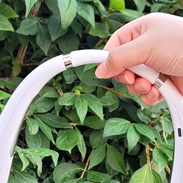 김선영 on Instagram: "#광고

두 👏손이 자유로워 좋은
SMIRIA #SMIRIA넥풍기 짱짱!!

무더운 여름  야외 또는 실내
필수템 #핸즈프리선풍기 추천!

#넥풍기 목에 걸고 사용하니 
양손이 자유로운 건 물론이고,.
더 시워한 느낌이 더 좋아요~ ^^

아침 조깅, 강아지 산책 등
운동할 때도 아주 유용해서
요즘 이거 없이 못살아요 ㅋㅋ

가벼운 무게에 강력한 바람으로
목부분을 시원하게~ ☢

버튼 하나로 온/오프부터
풍속 조절 기능이 쉬워서 굿!
8단계 세밀한 풍속 조절도 굿!

깔끔하고 심플한 디자인의
편한  #신상템 넥밴드 선풍기
무척 길고 더 덥다는 올여름
너무 잘~ 사용할 것 같아
추천드리는 #여름필수템
#SMIRIA넥밴드선풍기 겟하세요~ 

https://link.coupang.com/a/cvYWwf

@smiria_official
.
.
#넥밴드선풍기 #SMIRIA #목걸이선풍기 #선풍기 #선풍기추천 #SMIRIA넥풍기 #휴대용넥풍기 #충전식선풍기"