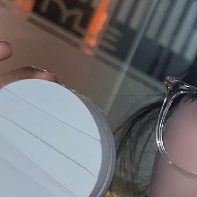 JYE | 김지혜 on Instagram: "#광고  이번에 새로 나온 에이프릴스킨 글로잉매트쿠션 !
글로잉한 피부 표현 + 매트의 촘촘한 한겹 커버 + 첫 화장 그대로 24시간 롱래스팅 ! 세개를 한번에 잡아버린 에이프릴스킨 
얇게 밀착되면서 지속력까지 좋으니 이번 여름 완전한
내 애정템이잖아 😖🤍

스킨케어 성분이 54%나 함유되어 있어서 건성부터 지성까지 모든 피부가 사용하기 좋은 쿠션 ! ! 
( 키링 고리가 있어서 쿠션 꾸미기 완전 가능한 ,, 귀여움까지 다 잡아버렸네에 ☁️)

올 여름 완전 정착한 쿠션인데 나랑 같이 누가 쓸래 ?! 💨

에이프릴스킨 온라인 자사몰에서 구입 가능해요 ⬇️
📌https://aprilskin.com/product/detail.html?product_no=1315

에이프릴스킨으로부터 제품을 제공받아 작성한 솔직 후기입니다

#광고#에이프릴스킨#글로잉매트쿠션#글로잉매트#글로우쿠션#매트쿠션#쿠션팩트#쿠션팩트추천#모공커버쿠션#커버력좋은쿠션#쿠션파데추천#커버쿠션#파운데이션추천#19호쿠션#17호쿠션#21호쿠션#쿠션추천"