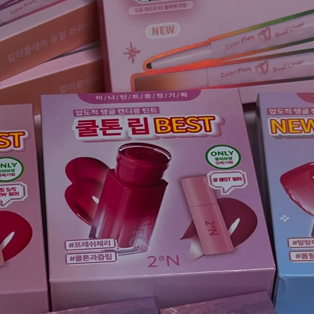 도전하는 쿼드러플 🍀 on Instagram: "#광고 ✨ 8-9월의 올영픽 추천템, 드디어 공개! ✨ 
⠀
여러분, 오늘은 제가 사랑에 빠진 제품들을 소개할게요! 😍 
투에이엔의 러브 버블 컬렉션, 진짜 예쁘고 귀여워요! 💖 

신상 6종 모두 너무 사랑스럽고, 완벽해요!
⠀ 
컬러 플레이 듀얼 라이너, 배러미 팔레트는 색감이 진짜 대박! 🎨 
이런 뽀용한 제품들로 화장하고나면
하루 종일 기분이 좋답니다! 😊 
⠀
1️⃣ 글레이즈 바운싱 틴트
색감 최고 플럼퍼 기능 최고🌟 입술을 예쁘게 만들어줘요😃
⠀ 
2️⃣ 듀얼치크
두 가지 색상 조합이 조화롭고 가루날림 없이 착붙이에요🤍 
⠀
3️⃣ 컬러플레이 듀얼 라이너
다양한 색상으로 변신! 듀얼라이너 하나만 있으면 화장 끝✨
⠀
4️⃣ 베러미 아이팔레트
6가지 색상 전부 마음에 들어요! 발색도 잘 되어요🎀
⠀
5️⃣ 퓨어 글래시 하이라이터
펄 입자가 대박이에요.. 이젠 없으면 허전한 필수템🫧

⠀
투에이엔 제품들로 여러분도 여름을 만끽해보세요! 🌞 
#올영픽 #올리브영추천템 #올영필수템 #러브버블컬렉션 #롱웨어링파운데이션미니 #컬러플레이듀얼라이너 #듀얼치크 #바운싱틴트 #화장품추천 #하이라이터"
