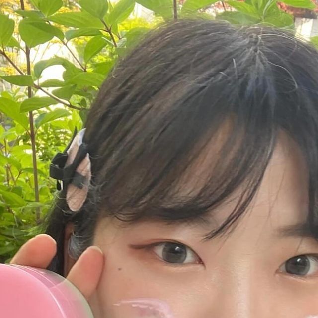 OH옹 ᯓ ♡ ꙳. on Instagram‎: "#광고 💗 에이프릴스킨 핑크알로에 머랭솝 🧼🫧 

건조하고 민감한 피부 고민 거기에 피지와 트러블까지,,
머랭처럼 쫀쫀한 거품이 모공 속 노폐물을
쏘옥 잡아주는4in1 신개념 머랭 클렌저! 🫧🫧

ꕤ 일반 알로에 대비 진정 성분이 더 높아진 핑크 알로에를
  함유하여 트러블은 잠재우고 모공은 비워줘요 ᕷ˖°

ꕤ 여드름성 피부 사용 적합 테스트와 저자극 테스트를
  완료한 핑크알로에 머랭솝 ! 믿고 사용할 수 있어요 

💗 사용 방법 ⋆.˚ ᡣ𐭩 .𖥔˚ 🫧
➀ 물기없는 얼굴에 알로에 머랭 솝을 도포 후,
 롤링하며 각질케어 마사지 해주기 ᯓᡣ𐭩
➁ 물을 묻혀 쫀쫀한 거품을 만들어 보글보글 ~
 모공 속 미세먼지와 노폐물 씻어내기 ᯓᡣ𐭩

⭐️ 진정이 필요한 부분에 팩처럼 도포한 다음,
 1~2분 뒤 거품을 내어 씻어내면 폼클렌징부터
  진정 팩 효과까지 느낄 수 있다는 사실 𖤐

예쁜데 효과까지 좋고 향까지 좋아버리는
에이프릴스킨 핑크알로에 머랭솝 구매는 요기서 ⸝⸝◜ㅇ◝⸝⸝
🏷️ https://aprilskin.com/product/detail.html?product_no=1304

@aprilskin_korea #에이프릴스킨 #aprilskin
#핑크알로에 #머랭솝 #클렌저추천 #폼클렌저
#폼클렌징 #폼클렌징추천 #클렌징폼 #클렌저
#알로에 #알로에클렌저 #피부진정 #피지
#폼클렌저추천 #각질제거 #저자극클렌저"‎