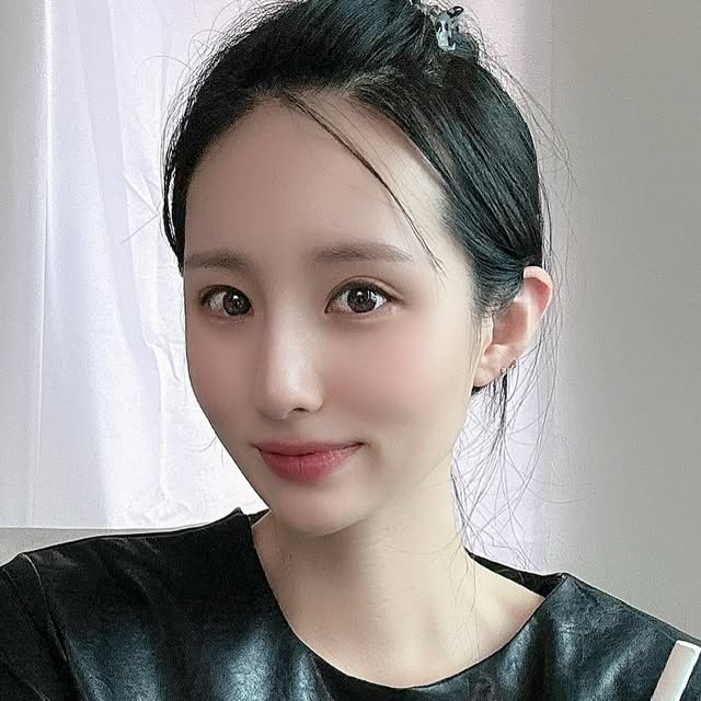 장지니즨 on Instagram: "#광고 [글루컷] 오르조워터 1BOX(10개입) + 오르조 텀블러☕️

이탈리아산 유기농 보리를 로스팅한 오르조 원료 사용한 [글루컷] 오르조워터에요:)

요즘 육아로 인해 매일 두세잔씩 마시는 커피..!
카페인 섭취를 너무 많이 하는거 같아 커피를 줄여야 겠다는 생각을 하고 있지만 줄이지 못하고 있던와중! 
헤이즐넛 커피맛이지만 카페인은 0%인 논카페인 커피! 오르조워터를 마셔보니 풍부한 헤이즐넛 향으로 카페인 없이도 커피의 풍미를 느낄 수 있어 두잔정도는 논카페인커피를 마시고 있어요~🙌🏻

커피를 좋아하지만 카페인 섭취가 어려운 임산부, 특정 약을 복용하는 분, 카페인이 몸에 받지 않는 분, 카페인이 안 맞는데 식곤증으로 고민인 분들에게 추천드려요🤩
-
-
-
☕️혈당 상승 억제
☕️배변활동에 도움을 줌(식이섬유 ‘난소화성말토덱스트린’함유) 
-
-
-
-
#협찬 #오르조워터#논카페인#디카페인#임산부커피#보리커피#혈당관리#혈당관리음식#혈당관리식단#글루컷 #커피 #커피맛집 #커피타임 #커피스타그램 #카페인중독 #카페인제로 #휴식 #selfie #i #like #in #instalike #instagram #f #fowl_waterfowl #follow4like #followｍe #f4 #いいね返し"
