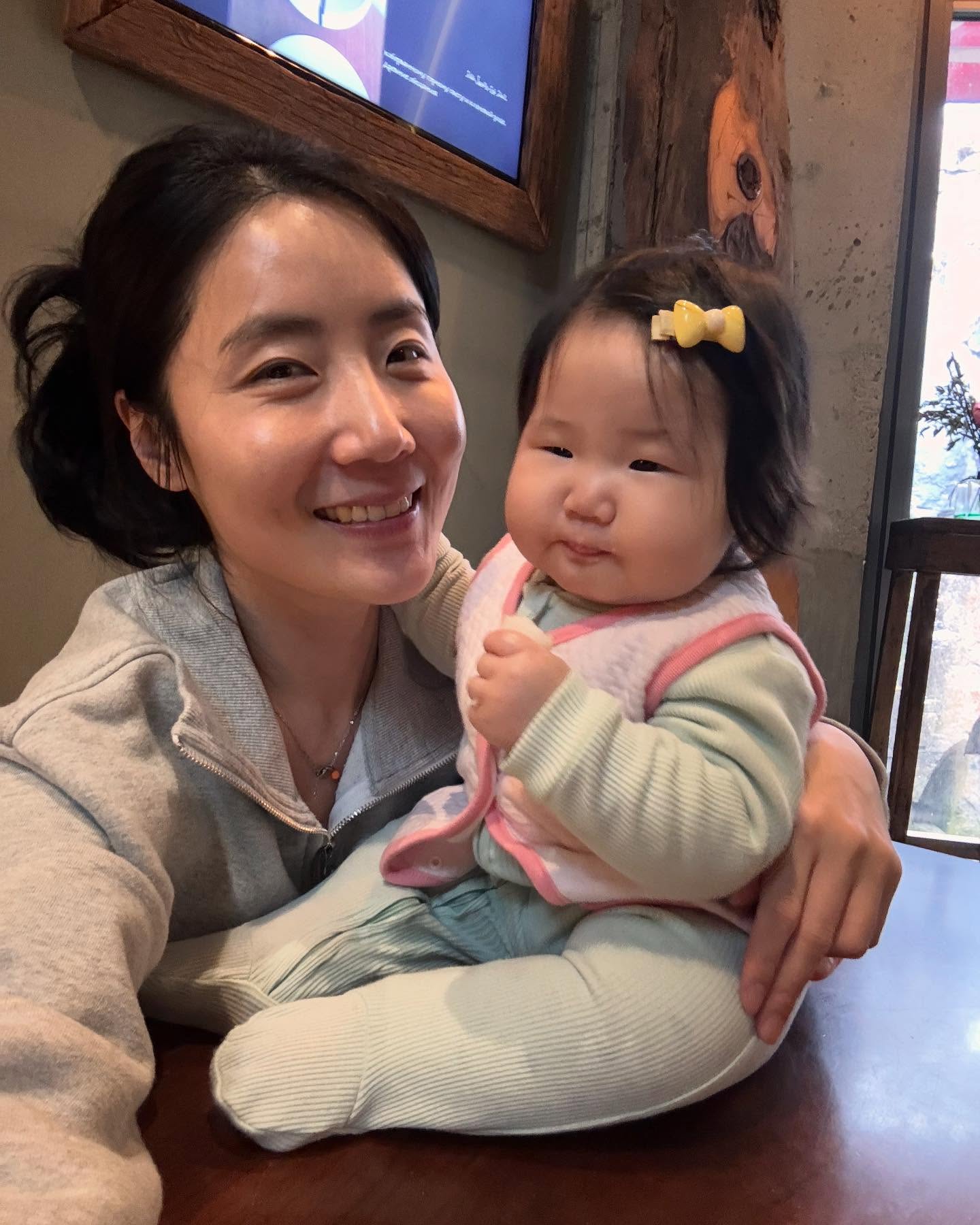 나중에 너희랑 있던
엄마 모습 기억하라구
꿋꿋하게 남겨보는 셀피들...☺️