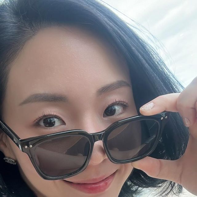 제령 on Instagram: "#광고 @right_here_women 호불호 없이 어떤룩에나 잘 어울리는 스퀘어 프레임의 베이직 뿔테 선글라스 ෆ 게다가 자외선 차단지수 UV400 렌즈!! 끼면 얼굴 작아보여서 더 좋다 ෆ