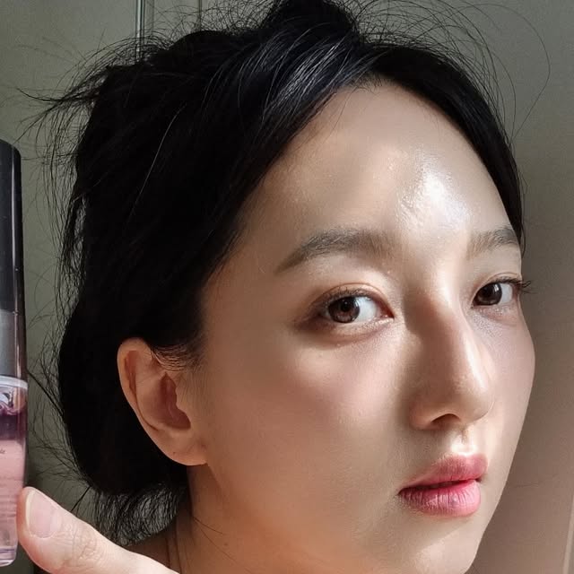 kaheelee 달보드레 콩닥이 꽁냥이 on Instagram: "#광고 @challansdeparis
보라빛 펩타이드가 터지는 느낌 영롱쓰🫧💜
내 피부 본연의 환한 생기를 보라빛에서 찾아요🤍
촬영 후 셀렉하는 과정에서 보이는 각종 주름과
떨어진 피부 탄력으로 인해 안티에이징 케어가
필요하다 생각하였는데 전문기관 사용 성분이
함유되어 있다하여 더 믿고 쓰는 앰플이예요💜🫧
사용 직전에 SYN-AKE™ 펩타이드가 터져서 리프레싱 베이스와 섞여 17가지 에이징 시그널 케어가 가능해요🫧🤍💜👍
고농축, 고기능성 제품이지만 무거운 제형감이 아니라서 요즘 사용하기 더 좋아요👍🫧
예전부터 꾸준히 애정하는 샬랑 드 파리💜
이번 안티에이징 앰플도 취향 저격이예요
#샬랑드파리 #challansdeparis
.
.
💜독사의 독을 모사한 펩타이드 SYN-AKE™ 성분이 고함량 (10,000ppm) 함유
🤍17가지의 다양한 에이징 시그널을 다각도에서 강력하게 케어하여 안티에이징의 정밀도를 높인 프리미엄 앰플
💜마이크로 스피큘이 SYN-AKE™ 안티에이징 성분을 깊이 흡수될 수 있도록 도와줘 보다 빠른 효과
🤍항산화 복합체 성분 함유로 주름 개선 케어 뿐만 아니라 피부의 탄력, 보습, 광채까지 다양한 케어 가능
💜고농축 앰플 제형이지만 쿨링감과 흡수가 빨라 여름과 같이 무더운 날에도 사용하기 좋음
#샬랑드파리추천템 #안티에이징앰플 #슬로우에이징앰플 #피부과성분앰플 #주름케어 #앰플추천 #노화방지 #스피큘 #SYN-AKE™ #홈케어 #피부관리 #뷰티모델 #좋아요반사 #댓글소통 #맞팔은디엠 #kbeauty"