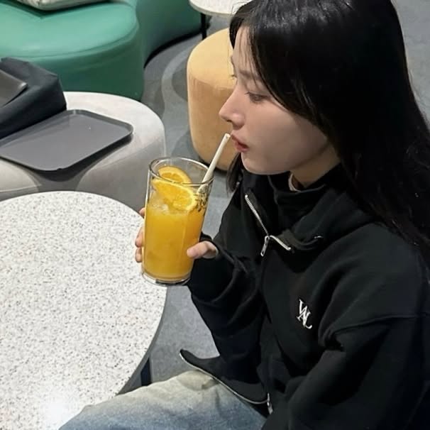 혜인 on Instagram: "오렌지는 진짜 .. 최고의 과일이야 .. 오렌지보다 맛있는 과일은 없음. 장담함. 새콤하지도않어 . 이런 나에게 오렌지 착즙쥬스 ?? 날.미치게해 . . 바지는 캣워싱이 예쁜 @stand