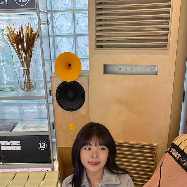 윤슬 YOON SEUL on Instagram: "#광고 @1rony9orno_official

카라넥이라 어디에든 툭 걸치기 좋고,
투웨이 지퍼로 나처럼 키 작은 사람도 답답하지 않게 코디 가능한 스웨이드 자켓 🫢

보들보들 소프트한 재질이라 착용감도 편-안
이번 가을 아우터는 너다..🤎

#광고#아이러니포르노화이트라인#아이러니포르노#RONYPORNOWHITELINE#남녀공용자켓#자켓#레더자켓#스웨이드자켓#아우터#스웨이드#데일리룩#자켓추천#JACKET#LEATHERJACKET#SUEDEJACKET#アウター#レザージャケット#スエードジャケット#デイリールック"