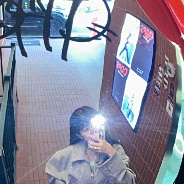 한음 on Instagram: "#광고#아이러니포르노
데일리룩에 툭 걸치기 좋은 자켓 찾았어요✨
이번에 입어본 아이러니포르노 스웨이드 자켓은 오버핏 실루엣이라 체형에 구애 없이 깔끔하게 연출돼요👍🫶
투웨이 지퍼랑 밑단 스트링이 있어서 캐주얼하게도, 좀 더 핏하게도 다양하게 스타일링 가능하구요! 깔끔한 주머니 디테일 덕분에 전체적인 무드가 정돈돼서 어떤 룩에도 쉽게 매치된답니다🙌 
이번 가을 데일리 자켓으로 추천드려요🔥🔥
#아이러니포르노화이트라인#남여공용자켓#자켓#레더자켓#스웨이드자켓#아우터#자켓추천#아우터추천#레더#스웨이드#데일리룩#OOTD#JACKET#IRONYPORNOWHITELINE#LEATHERJACKET#SUEDEJACKET"