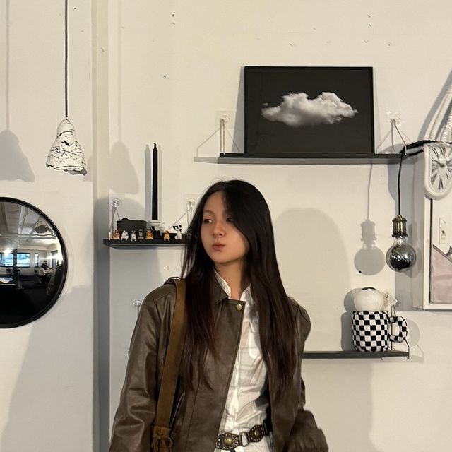 김효빈 on Instagram: "#광고 자켓 무조건 입어야하는 날씨••🤘 크롭한 기장 별로 안 좋아했는데,, 생각이 바꼈습니다! 앞면 플라켓 디자인에 밑단과 소매 밴딩으로 핏이 진짜 믿