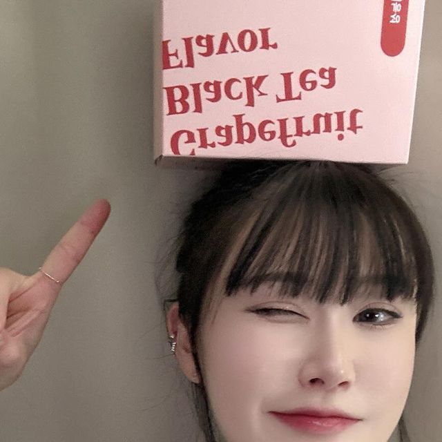 Jenna on Instagram: "#광고 
자허블파인분들!~ 주목😝
체지방 관리되는 자허블이 있다면 당연히 드시겠죠
체지방,내장지방,허리둘레,뱃살감소에 탁월한 허리쏘옥다이어트 자몽허니블랙티 👍🏻 기존 자허블 보다는 새콤한 맛이 더 나지만 얼음 동동해서 한잔씩 마셔주면 너무너무 좋을꺼 같아요
어차피 먹는거 이왕 먹는데 살 빠지면 더 좋잖아요?!
요즘 살 빠졌냐는 말도 더 듣고 하니 더더 관리 해볼려고 합니다 😤😤 이제 곧이다!! 여름!!! 다들 지금도 안 늦었어요 여름준비 요이땅!

#다이어트보조제#다이어트음료#저당음료#허리쏘옥다이어트#탄수화물컷팅제#유지어터#자허블#자몽허니블랙티"