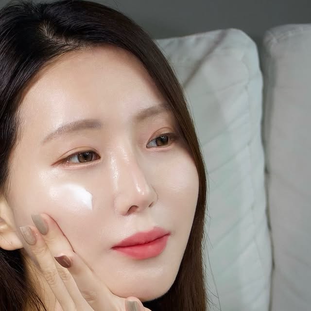미니🎀 on Instagram: "#광고 @eucerin_kr 피부 탄력이 점점 떨어지는 게 느껴질 때, 안티에이징 크림 선택이 정말 중요하죠! 그래서 120년 역사의 독일 No.1 안티에이징 브랜드, 유세린의 하이알루론