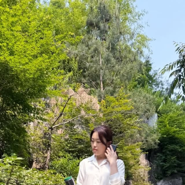 천예 on Instagram: "#광고 메리제인이 이렇게나 편하다고?!🥿🩰
여성스러운 쉐입이 좋아서 메리제인 정말 좋아하는데,
그동안 신어본 메리제인 슈즈들은 처음 신을 때 조금 길들여야 되더라고요.
하지만, 르무통 스위트 메리제인 슈즈는
메리노 울을 활용하여 개발한 원단 H1-TEX로 맨발로 신어도 부드럽고 편해서
길들임 필요없이 처음부터 정말 편했고요.
폐 타이어를 활용한 인솔, 종이 완충 패키지 등 자연친화적인 소재를 사용한 점도 정말 마음에 들었어요.❣️

히든밴드와 조절 가능 스트랩으로 더 편안하고,
신축성이 좋아서 발볼이 넓고 발등이 높아도 예쁘고 편하게 신을 수 있어요.💃

정말 가볍고 편하다!😏
내 인생 메리제인~🥿
르무통 스위트 발편한 울 플랫 메리제인 슈즈🩰

@lemouton_shoes

#르무통 #메리제인 #편한여성구두 #발편한구두 #데일리코디"
