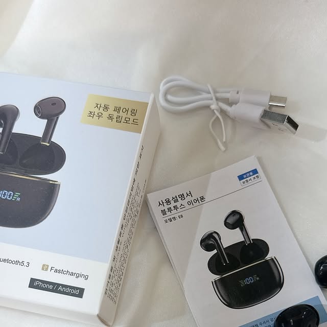 @kkong_yi on Instagram: "#광고

🎧✨ #SMIRIA 무선이어폰 ✨🎶

요즘 출퇴근길 필수템💫
#SMIRIA 노이즈캔슬링 무선이어폰 써보는데,
진짜 세상 조용해져요💖 소음 차단력 미쳤어요👏

블루투스 5.3이라 연결도 빠르고 자동 페어링까지‼️
케이스 열자마자 “뚝!” 연결돼서 편의성 100점💯

신호 끊김이나 딜레이 없이 스트레스 0%🙌
게다가 좌우 분리형이라 한쪽만 사용해도 문제없어요.

IPX7 등급의 방수 기능까지 있어서
비 오는 날, 운동 중 땀 흘려도 걱정 없이 사용 가능💦
초지향성 기술로 누음 방지까지 되어 있어서
공공장소에서도 소리 샌다는 걱정 없이 안심하고 사용할 수 있어요🙆‍♀️

배터리 잔량도 한눈에 확인 가능해서🔋
갑자기 꺼질 걱정 없이 하루 종일 음악 삼매경🎵

짧은 충전으로 최대 8시간 연속 재생 가능해서
하루 종일 음악 듣고 통화해도 배터리 걱정이 없어요.
충전 속도도 빠르고, 케이스로 추가 충전까지 가능해서 
여행 갈 때도 든든💼

14.6mm 다이나믹 드라이버에서 나오는 사운드!
고음은 맑고 투명하게, 저음은 파워풀하고 묵직하게 울려요🔥

볼륨을 조금만 높여도 공간이 꽉 차는 느낌이라 
몰입감이 정말 다르더라구요.
특히 노이즈 캔슬링 기능이 탑재되어 있어서
주변 소음이 싹 차단👏
음악에만 집중할 수 있어 굿굿👍👍

착용감도 귀에 딱 맞는 디자인이라
장시간 착용해도 부담 없고, 귀가 아프지 않아요.

요즘은 출근길에도, 산책할 때도,
그냥 하루 종일 귀에서 안 빼는 중😌💫

합리적인 가격에 고음질, 긴 재생시간, 안정적인 연결, 
편안한 착용감까지 최고 가성비 이어폰🎧

✔️ 이런 분들께 강력 추천드려요!
💡 저렴하지만 퀄리티 좋은 이어폰 찾는 분
💡 배터리 오래가는 이어폰 원하시는 분
💡 커널형 이어폰이 불편했던 분
💡 누음, 끊김 없는 안정적인 블루투스 이어폰 찾는 분

한 번 써보면 다른 이어폰 생각 안 날 정도로 만족도 최고👍

#이어폰#무선이어폰#블루투스이어폰#이어폰추천
#데일리템 #출퇴근템 #감성음악"