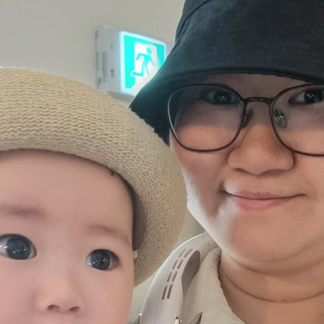 소현아 on Instagram: "#협찬 #SMIRIA넥풍기
🌞본격 여름 시작! 넥풍기 없으면 못 버텨요!

육아하면서 여름 외출은 거의 훈련 수준...
요즘은 서준이 유모차 끌고 나가면 저도, 신랑도 땀범벅;;
그래서 정말 잘 쓰고 있는 게 바로 SMIRIA넥풍기예요.

처음엔 “넥밴드선풍기 다 거기서 거기 아닌가?” 싶었는데,
SMIRIA넥풍기는 바람 세기부터 착용감까지 전부 다르더라고요.

한 번 충전으로 최대 10시간 넉넉하게 오래 쓸 수 있고,
디스플레이로 베터리잔량을 확인 할 수 있어 편리해요~

무엇보다 바람세기 8단계까지 조절된다는 게 진짜 신의 한 수!

날씨 따라, 장소 따라 미세하게 바람 강도 조절할 수 있어서
카페 안이나 에어컨 있는 곳에서도 조용히 1~2단만 켜두면 좋아요.

바람이 나오는 방향이 잘 고정돼 있어서
목에 걸고 아이 보면서도 시원하게 사용 가능해요.

목에 딱 맞게 감기는 디자인이라 흘러내림 없고,
넥밴드 자체도 유연하고 부드러워서 목에 닿는 촉감도 굿!

무게도 가벼워서 산책용, 마트용, 소풍용으로 오랜 시간 착용해도 부담 없어요!

저랑 신랑이 외출할 땐 서로 번갈아가면서 사용할 정도로 만족도가 높아요~

요즘같이 더운 날, 양손 자유롭게 쓸 수 있는 휴대용선풍기는 필수템.

특히 육아 중이라 유모차 밀고, 짐 들고 정신없을 땐
목에 착! 하고 걸기만 하면 끝나는 넥밴드선풍기만큼 편한 게 없어요.

요즘처럼 더운 날씨엔 목걸이선풍기 하나쯤은 꼭 필요하죠..

그중에서도 SMIRIA넥풍기는 바람 세기, 배터리, 디자인까지 다 갖춘 믿고 쓰는 넥밴드선풍기였어요.

외출 많은 여름철, 정말 없으면 안 되는 꿀템이에요!

여름 외출 많으신 분들, 특히 아이 키우는 육아맘, 육아대디라면
꼭 한 번 써보셨으면 해요. 강력추천!!

@smiria_official
#SMIRIA #넥풍기 #넥밴드선풍기 #목걸이선풍기 #선풍기 #선풍기추천 #휴대용선풍기 #충전식선풍기"