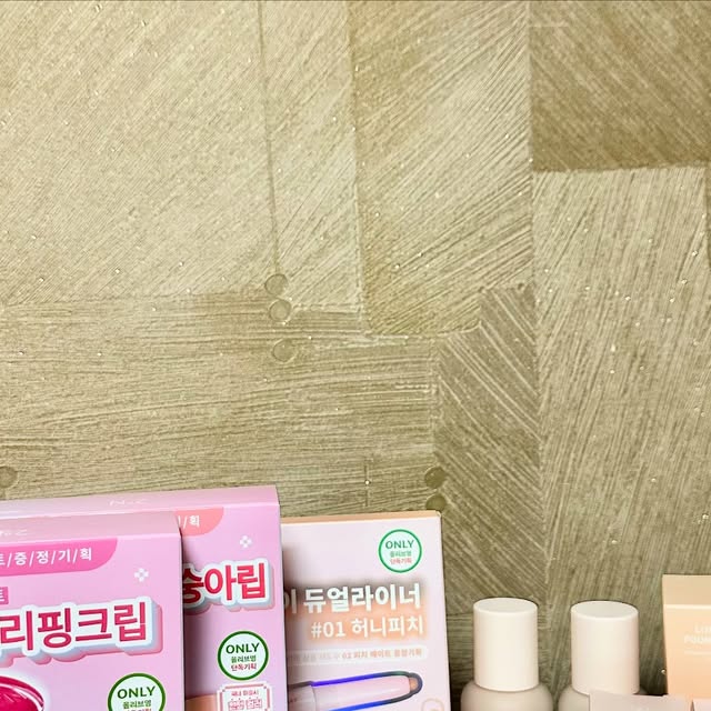 릴리 on Instagram: "#광고 색조맛집 투에이엔에서 새롭게 출시된 러브 버블 컬렉션❤️
애교살 메이커는 색감도 다양하고 너무 이뻐요!
넘넘 추천드려요🤗
파운데이션은 부드럽게 발리고 피부고 촉촉해보여요:)
올리브영 단독기획 놓치지마세요!
지금 바로 올리브영에서 만나요 💗
 
#올영픽#올리브영추천템#올영필수템#러브버블컬렉션#롱웨어링파운데이션미니#컬러플레이듀얼라이너"