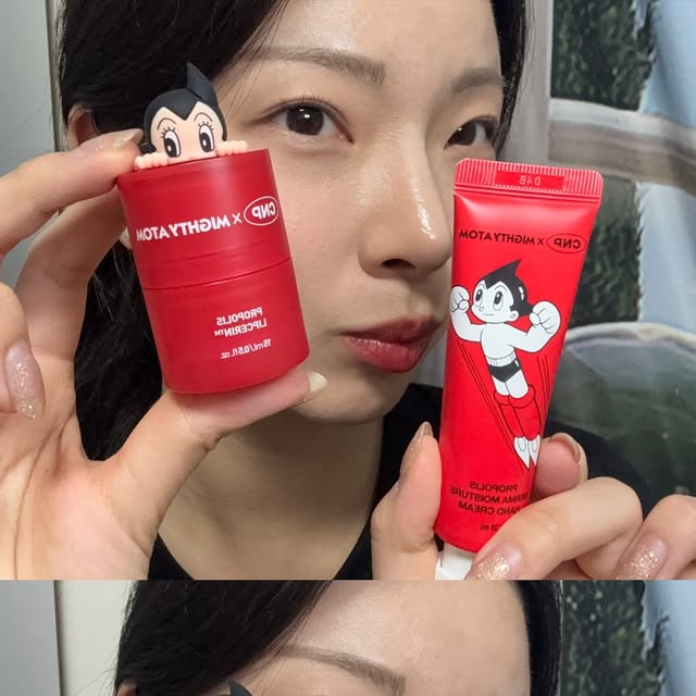 김소연 on Instagram: "#광고
요즘 립이랑 손이 너무 건조해서 찾은 보습 듀오💫
CNP × 마이티 아톰 한정 패키지라 소장각까지 완벽..!

💋 립세린은
입술 속보습이 무려 12시간 지속!
피부장벽 개선률 83.5%로
바르면 바로 촉촉—한데 끈적임 0️⃣

🤲 핸드크림은
프로폴리스 성분으로 영양감이 꽉!
건조한 손에 부드럽게 스며들어서
향까지 은근 고급스러워✨

보습력 100% + 디자인까지 미쳤다 진짜…
이번 한정 콜라보는 놓치면 후회할 듯🔥
나는 실제로 이거 쓰고 입술각질이랑 피보는일은 아예 없어짐!!
진짜 가을겨울 필수템 아닐까..? 향기도 엄청 좋아서 맘에들어어🩷

#차앤박#CNP#아톰립앤핸드#속촉겉탱#꿀먹립#프로폴리립세린#플로폴리스핸드크림#올리브영"