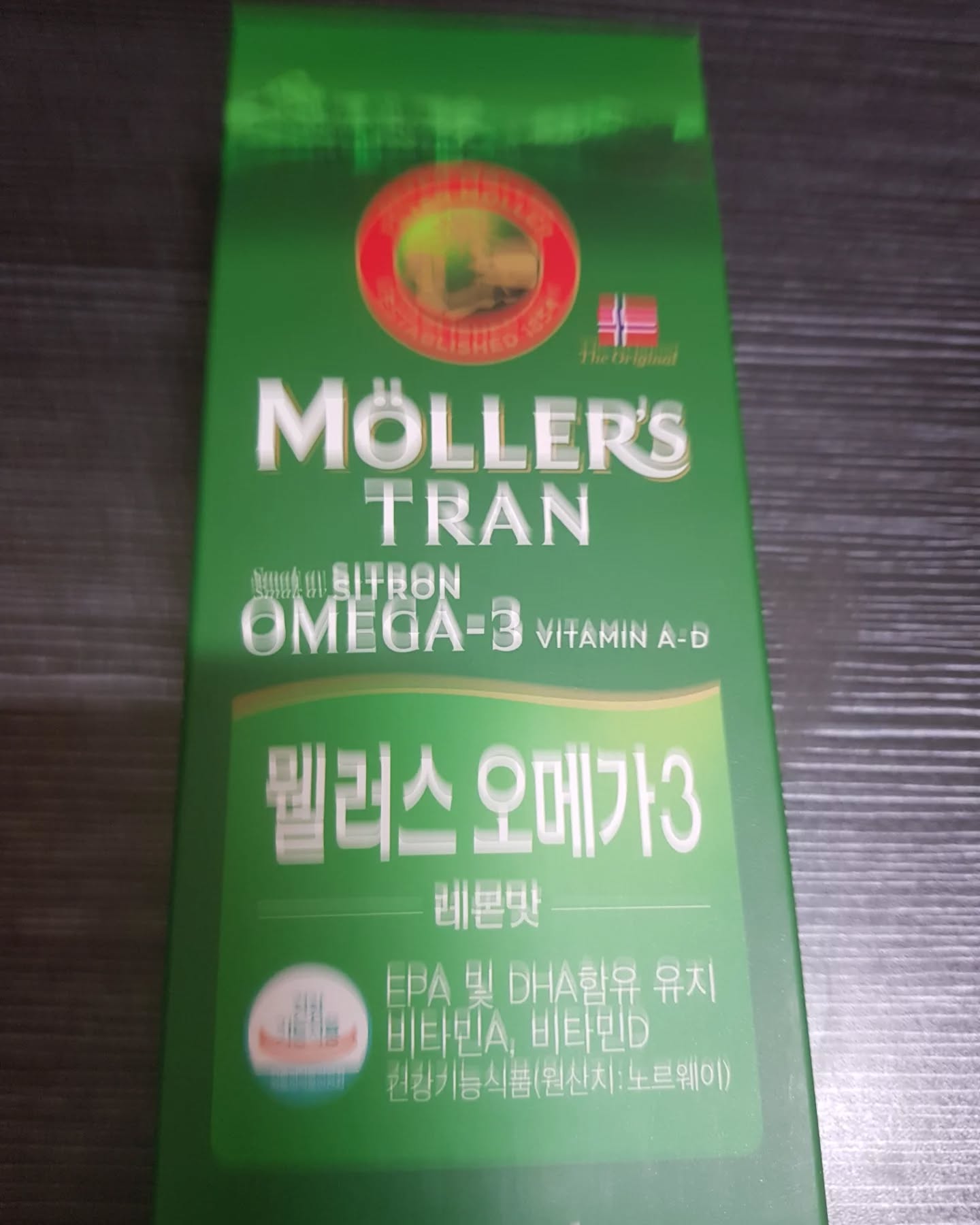 뭴러스 오메가 3레몬맛는 다른 건 몰라도 이거는 꼭 챙겨 야지 하는 것 중에 하나가 오메가 3 예요
우선은 액상 형태라 마시기 쉽고 또 흡수가 빠르다는 게 가장 큰 장점 으로 여겨져요 
그리고 노르웨이 No.1 오메가 3 브랜드 라는 점이 뭴러스의 매력 이기도 하고요
노르웨이 청정지역에서 우수한 물질의 대구의 어획여 대구 간유를
100% 추출 한다는 점이 매력적이더라구요 
오메가 3뿐 아니라 비타민 A 와 비타민 D 까지 섭취 할 수 있으니
1석 3조 예요
1일 섭취량은 5ml 그런데 이 5ml를 섭취하면 비타민 D 와 오메가 
3 하루 섭취 권장량이 충촉 되다는 사실 캡슐 형태의 제품의 삼키기
불편한 어린이나 어르신들도 숟가락에 덜어 꿀꺽 삼키면 되니 먹기
편하고 좋을 것 같아요
## 포스팅 제품 링크 & 해시태그

#뭴러스 #뭴러스오메가3 #뭴러스오메가3레몬맛 #오메가3 #마시는오메가3 

#몰러스 #노르웨이 오메가3 #액상오메가 #액상오메가3 #뭴러스오메가3