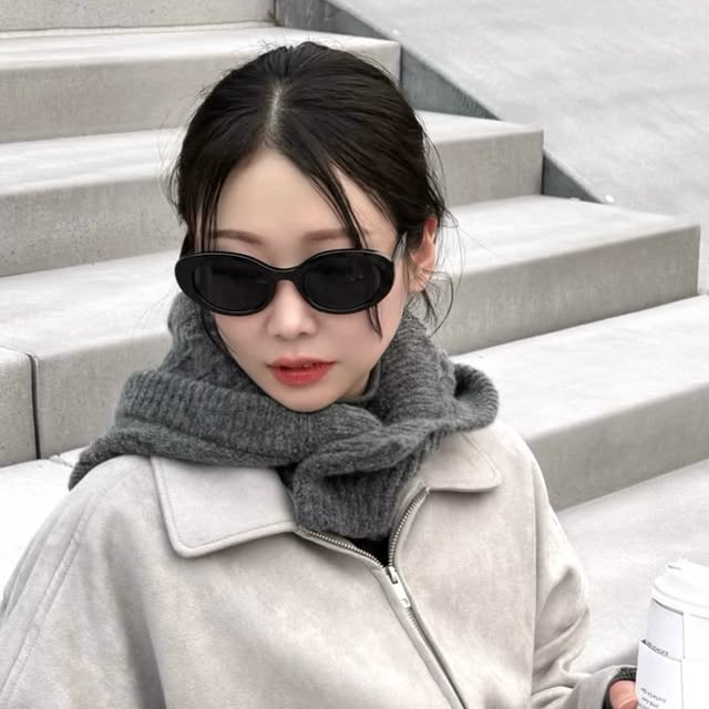 효찌 on Instagram: "#광고 #IRO097 #아이러니포르노 @1rony9orno_official 
📸 OOTD! 오늘의 데일리룩 🩶 
#아이러니포르노화이트라인 스웨이드 자켓 그레이 착용해봤어!
소재가 진짜 부드럽고 루즈핏이라 편하게 입기 딱 좋이야😙👌🏻

가을 바람 살짝 부는 날씨부터 겨울까지 걸치기 좋고~
2WAY 지퍼로 스타일링도 다양하게 가능헤!

카라 디테일 덕분에 클래식한 느낌까지 챙겼다구🖤
진짜 이 자켓 하나면 데일리룩 완성 가능!
.
.
.
#남여공용자켓 #자켓 #데일리룩 #가을데일리룩 #자켓추천 #간절기아우터 #레더자켓 #스웨이드자켓 #jacket #outer #남자자켓 #여자자켓 #스웨이드자켓코디 #ootd #dailylook #데일리룩 #그레이자켓 #IRONYPORNOWHITELINE #아우터추천 #JACKET#SUEDEJACKET#LEATHERJACKET"
