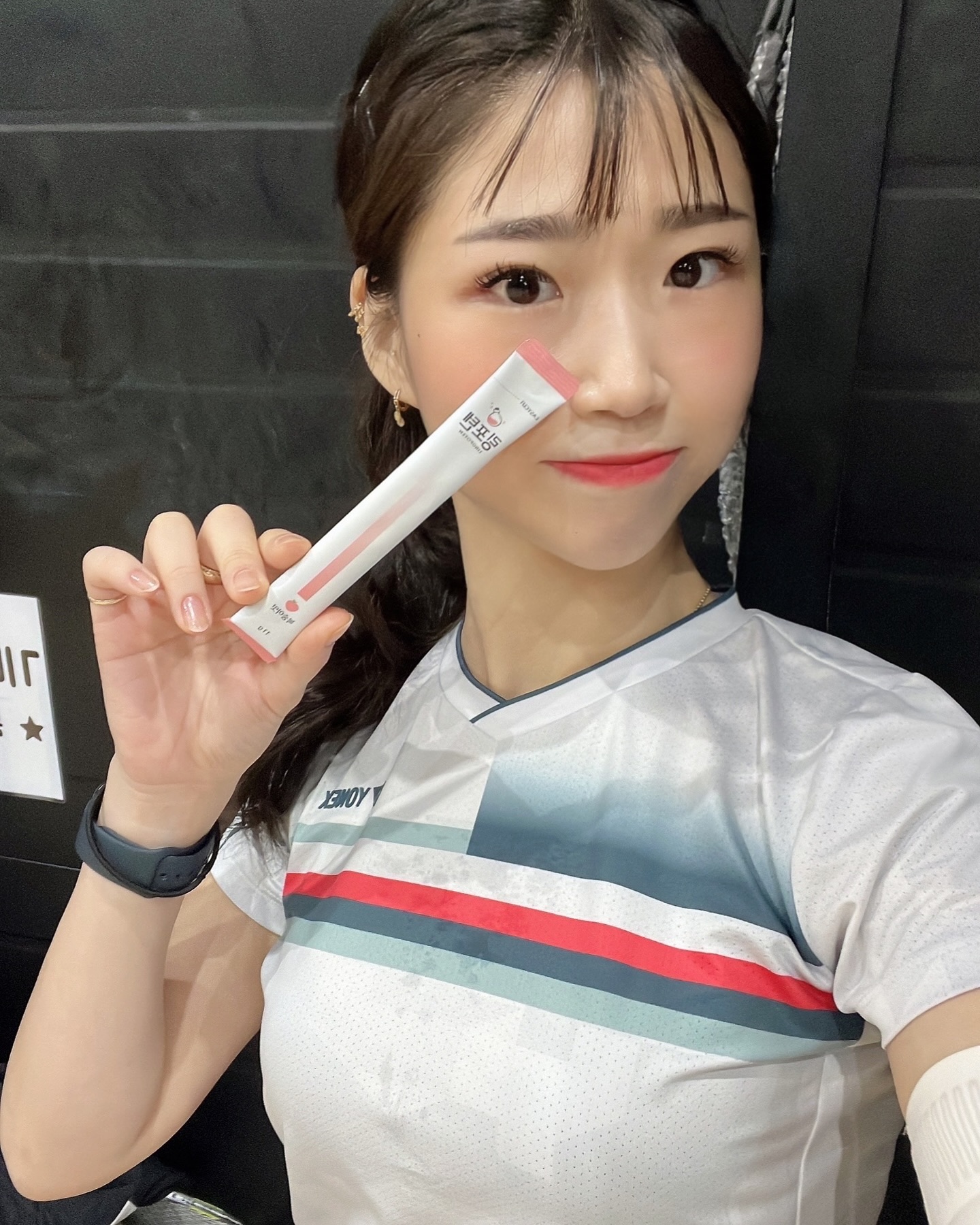 #제품제공 #링포텐

🍋레몬맛이 제일 쌍콤하넹! 💛
🍑복숭아는 달달하구! 커피맛은 커피커피 ☕️

🏸
저도 배드민턴 시 수분이 땀으로 엄청 날라가는데용

’링포텐‘ 이 빠른 수분 충전 및 BCAA가 들어있어 체력 회복에두 좋아요! 🤩

• 아침에 일어나면 개운하다
• 일과 후에 덜 지친다
• 피부속 건조함이 덜 느껴짐다
• 오후의 나른함이 사라진다
• 음료 대용 가능!

💦
체성분과 비슷함 비율로 ‘칼슘 나트륨 포도당 BCAA’ 를 배합해서 일반 물 보다 훨씬 빠른 흡수로 수분 충전이 된다합니다 별표!!✨

✨찬물 따뜻함물 다 가능합니당 

✨ 수분이 부족하면 
• 혈액양이 적어지고 농도가 진해져 몸 속 노폐물 순환이 쩔어지구요.
• 인체기능이 저하되어 졸음 및 피로가 나타나며
• 피부가 건조해지고 피부병 발병 
• 뇌에 수분이 부족하면 두통 어지러움증 동반된다합니다.

링포텐은 물처럼 간편하게 마실 수 있는 음료로,
레몬맛, 복숭아맛 그리고 최근 출시된 헤이즐넛 디카페인맛까지 총 3가지 맛
운동 후 빠른 회복과 에너지 보충을 원하는 분들에게 최고👍

한 포에 아연 100%, 비타민C 500%, 비타민B6 100%, 비타민B1 100%, 비타민 B3 100%, 비타민 B5 100%, BCAA + 타우린 + 27종유기농과일야채혼합분말 등
건강과 회복에 필요한 성분이 듬뿍 들어 있어 운동 후 영양 보충과 에너지 회복에 도움을 빠르게 줄 슈 있습니당 
맹물 먹는걸 좋아하지 않는분들에게 추천!! 
링포텐은 맛있게 수분충전 빰빰 된다구용🤩⭐️

 #링포텐 #수분충전 #회복 #운동 #헬스 #골프 #테니스 #배드민턴 @물대용 #링포템 #채워넣자! 🤩⭐️💦