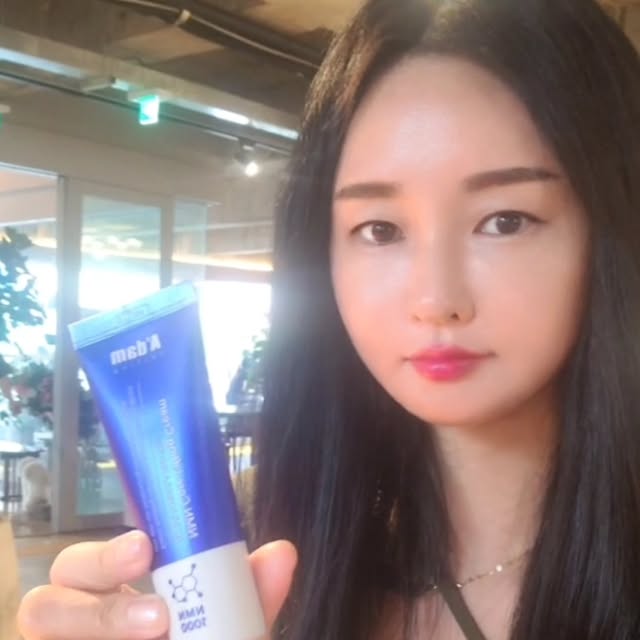 hye_vely0210 on Instagram: "#광고 #NMN 코어 리프팅크림🧴💙 

배우 정시아가 추천하는 차세대 안티에이징 저속노화크림이에요!🧴 

먹는 NMN영양제만 있는 줄 알았는데 바르는 NMN크림이 나왔네요^^ 

임상실험결과
안면리프팅 60.9%개선
모공 및 피부결 31.5%개선
피부탄력 17.2%개선 

효과가 입증되어 꾸준히 바르는 만큼 효과가 나타날꺼 같아요^^ 

리프팅,피부결개선에 도움이 된다고 하네요!👍 

메이크업 전 바르니 화장도 잘 먹으니 메이크업전 필수템이에요~^^💕💕💕

#아담공방#바르는NMN#NMN크림#저속노화#노화방지#노화예방#안티에이징크림#웰에이징#주름개선크림#아담공방크림#아담공방NMN크림#타임머신크림"