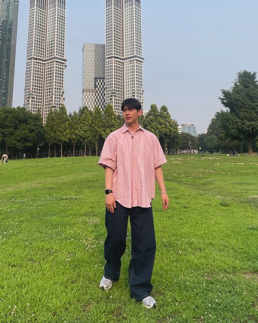 핸수 on Instagram: "#광고 @standarderror_official 

‘노멀 워싱 와이드 데님팬츠‘

허리부터 밑단까지 자연스럽게 떨어지는 와이드한 핏의 데님 팬츠입니닷🔥🔥

부드럽고 견고한 내구성의 원단으로 편안한 착용감과 워싱 작업으로 빈티지하고 트렌드한 컬러감의 워싱이 포인트✨✨

장마시즌 무사히 지나가랏💦💦🙏🏻🙏🏻

#스탠다드에러 #standarderror #데님팬츠 #팬츠 #청바지 #와이드팬츠 #pant #denimpant #여름코디 #코디추천 #옷스타그램 #남자코디 #남친룩 #오오티디 #오오티디룩 #데일리코디 #ootd #ootdfashion"